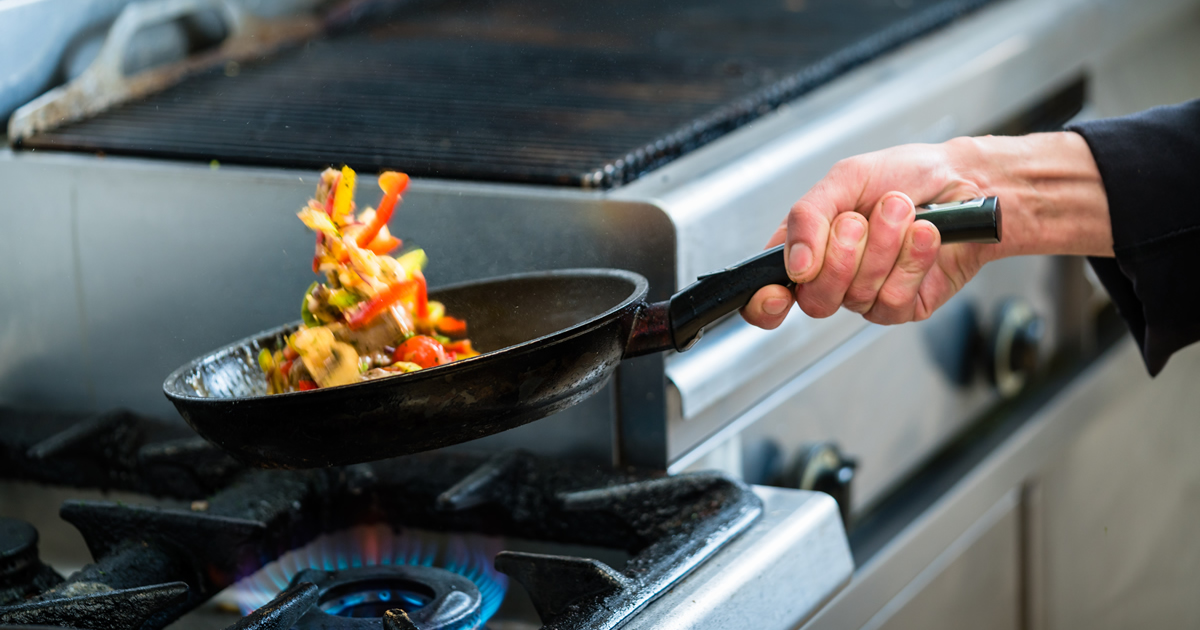 Cuisiner au gaz ou à l'induction: quel mode de cuisson est le plus  avantageux pour votre facture énergétique?