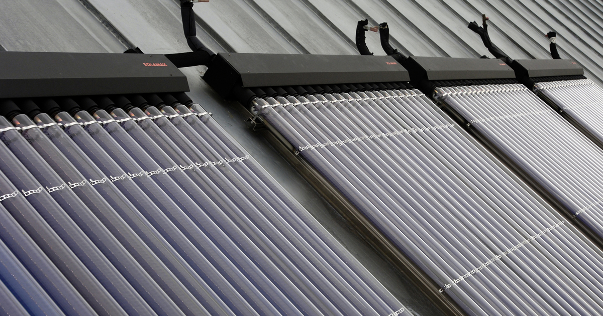 Panneau solaire thermique pour production d’eau chaude accessoires compris avec dépôt de 200 l en acier inoxydable