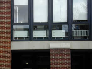 Photo de radiateurs devant des vitrages.