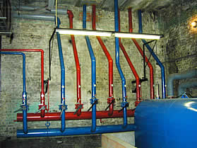 Systèmes de distribution de chaleur à eau chaude : isoler les tuyaux -  Écohabitation