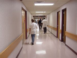 Photo luminaires dans couloirs hôpital.