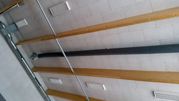 Photo du plafond de la salle de sport.