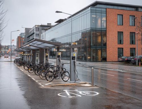 Bornes de recharge et locaux vélos : ce que la directive PEB IV change pour les bâtiments tertiaires wallons