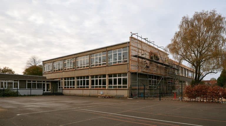 École primaire en rénovation énergétique, échafaudages et isolation de façade